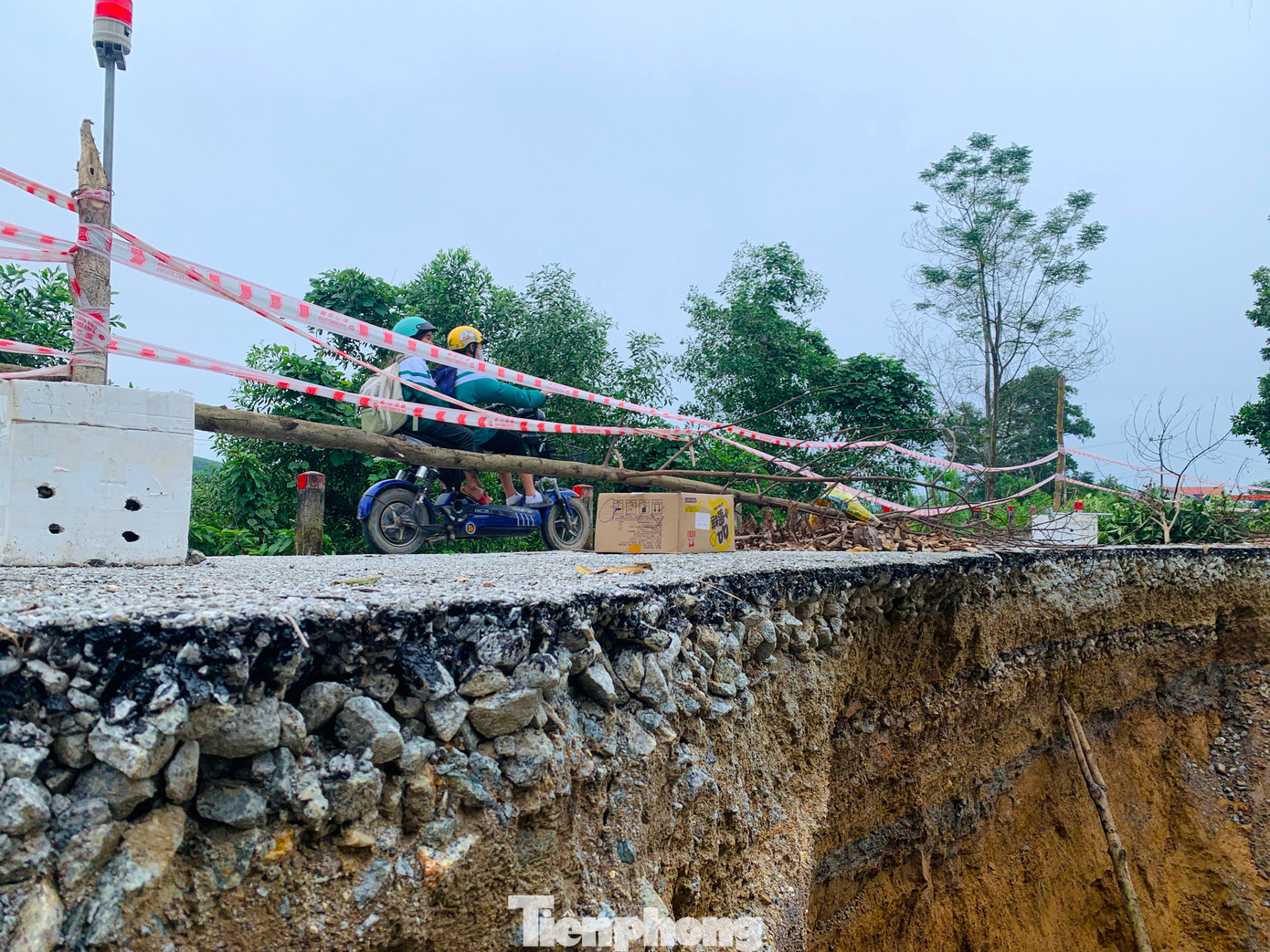 Sự cố sạt lở đường xảy ra vào ngày 14/11. Theo người dân địa phương, tại vị trí sạt lở trước đây có một hệ thống cống thoát nước từ khe suối chảy xuống sông.