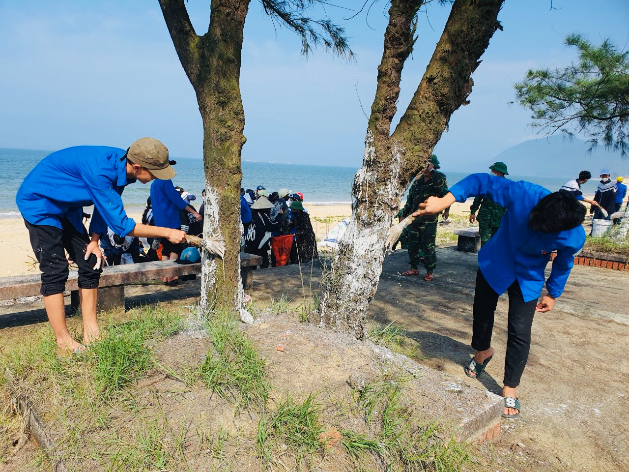 Tại đây có khoảng 400 đoàn viên thanh niên cùng tham gia dọn vệ sinh môi trường, thu gom và xử lý rác thải...