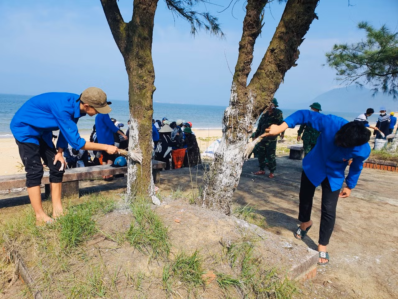 Tại đây có khoảng 400 đoàn viên thanh niên cùng tham gia dọn vệ sinh môi trường, thu gom và xử lý rác thải...