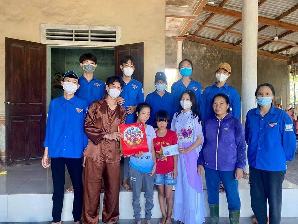 Huyện đoàn Kỳ Anh đến tận nhà trao quà Tết Trung thu cho những em có hoàn cảnh gia đình khó khăn. Đây là những món quà từ mô hình bán khẩu trang gây quỹ trung thu. Huyện đoàn Kỳ Anh đến tận nhà trao quà Tết Trung thu cho những em có hoàn cảnh gia đình khó khăn. Đây là những món quà từ mô hình bán khẩu trang gây quỹ trung thu.