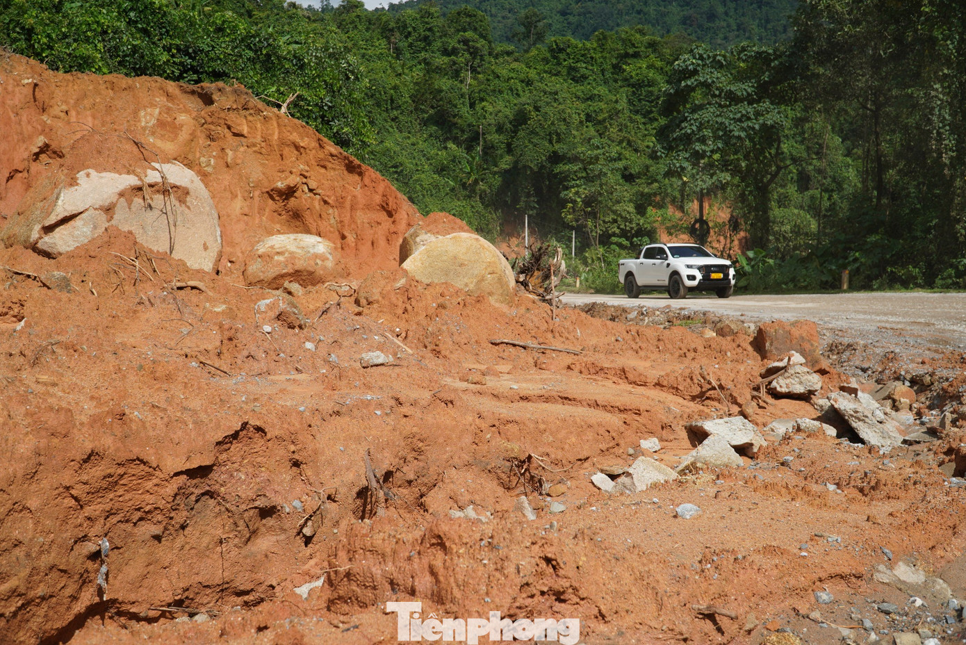 Ngoài do ảnh hưởng của thiên tai, cung đường huyết mạch này cũng đang trong giai đoạn thi công nâng cấp nên việc đảm bảo an toàn giao thông ở đây đang gặp nhiều khó khăn.