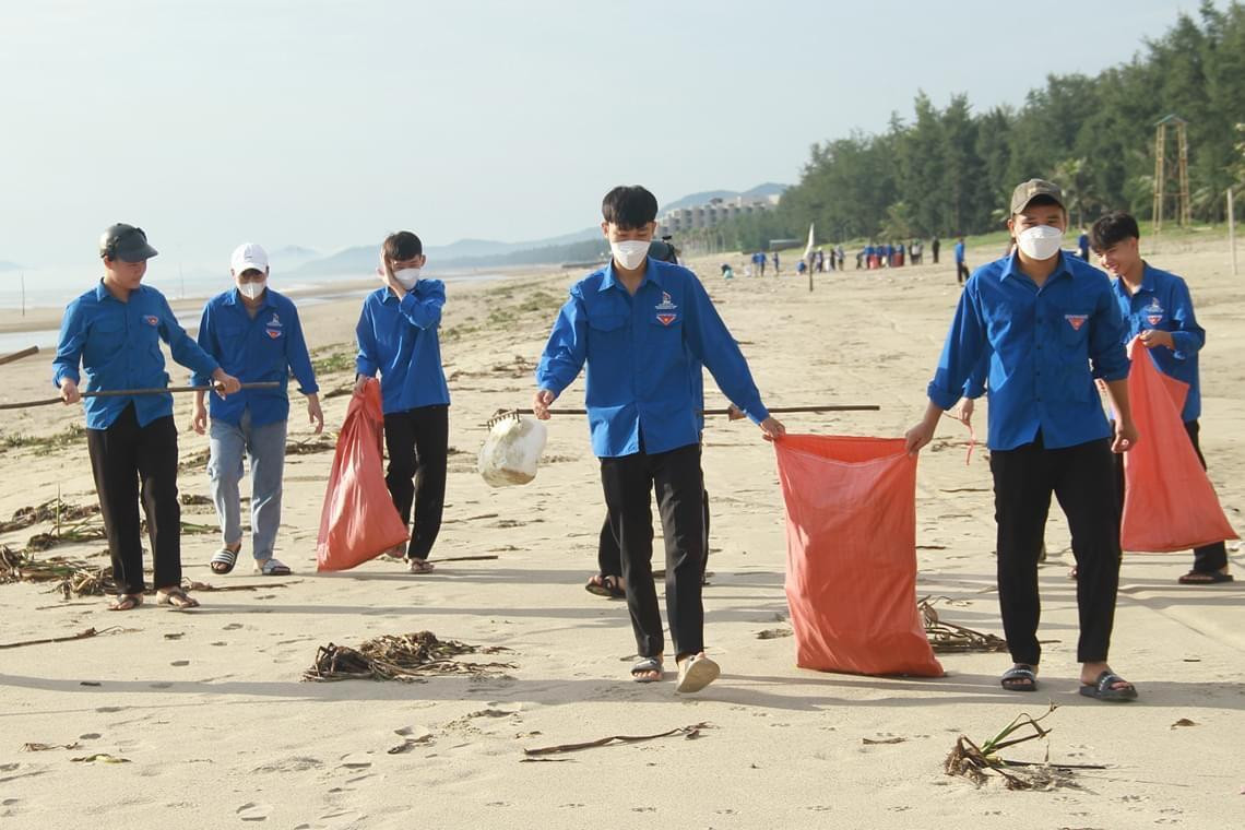 Để thực hiện chiến dịch này, Huyện đoàn Nghi Xuân đã huy động hơn 250 đoàn viên, thanh niên tại các đơn vị, đoàn xã, thị trấn trên địa bàn cùng chung tay dọn dẹp vệ sinh môi trường, thu gom rác thải.