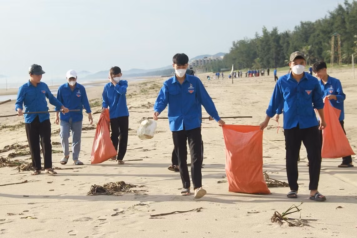 Để thực hiện chiến dịch này, Huyện đoàn Nghi Xuân đã huy động hơn 250 đoàn viên, thanh niên tại các đơn vị, đoàn xã, thị trấn trên địa bàn cùng chung tay dọn dẹp vệ sinh môi trường, thu gom rác thải. Để thực hiện chiến dịch này, Huyện đoàn Nghi Xuân đã huy động hơn 250 đoàn viên, thanh niên tại các đơn vị, đoàn xã, thị trấn trên địa bàn cùng chung tay dọn dẹp vệ sinh môi trường, thu gom rác thải.