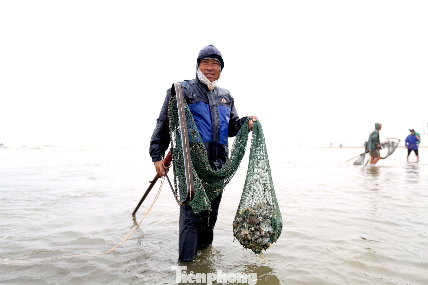 Để bắt sò, người dân sử dụng chiếc vợt sắt dài 1,5m, gắn lưới dài khoảng 2m.