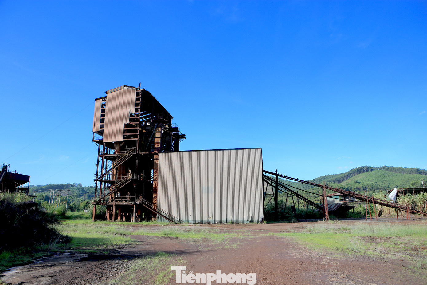 Sống bên cạnh nhà máy, nhiều hộ dân cho biết, nước sinh hoạt của gia đình đã bị nhiễm phèn nặng. Họ cho rằng nguyên do nước bị ô nhiễm là do số lượng quặng sắt tập kết bên ở nhà máy qua thời gian để ngoài trời đã ngấm xuống lòng đất. Về lâu dài nếu không có phương án xử lý sẽ gây nhiều hệ luỵ đến môi trường.