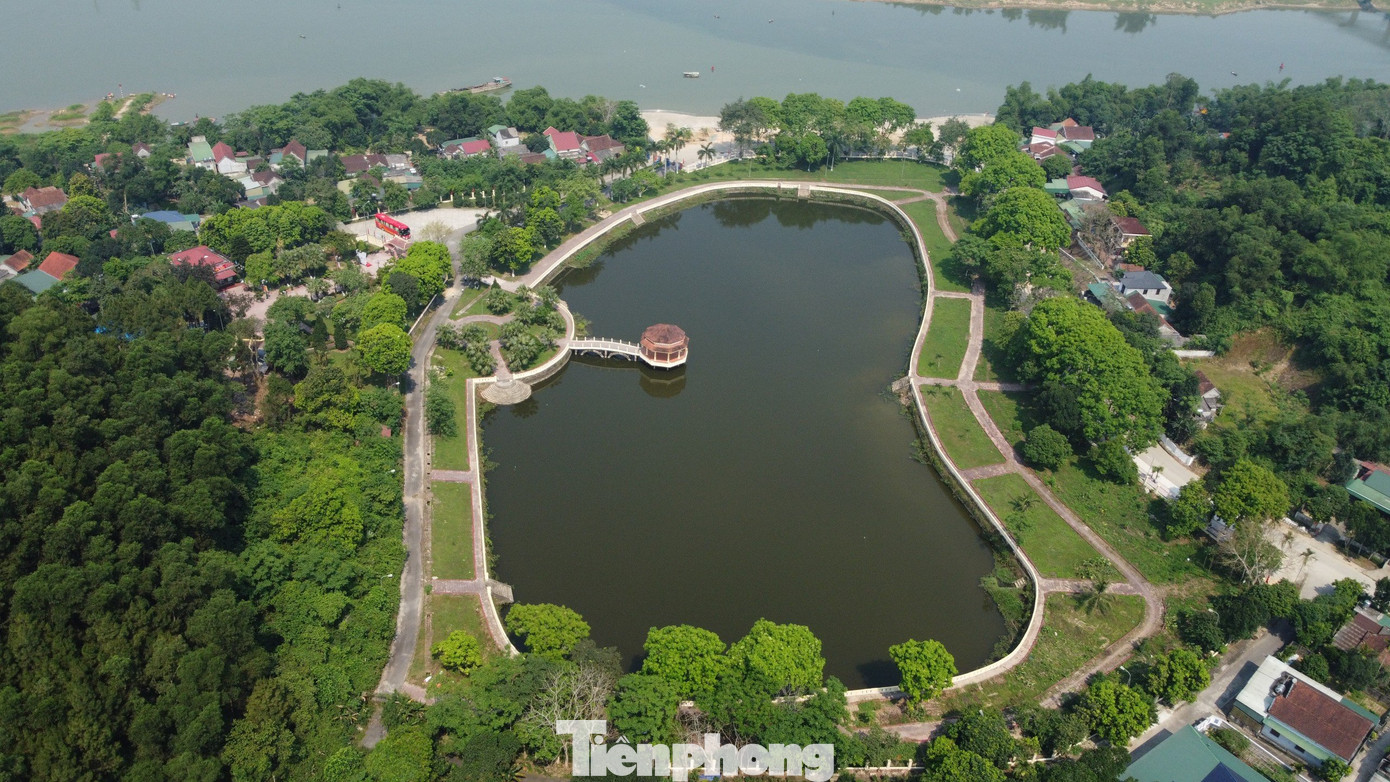 Khu di tích Trần Phú nằm ở xã Tùng Ảnh với diện tích hơn 5 ha gồm 3 phần: Khu mộ, nhà thờ và nhà lưu niệm. Trong ảnh là khu mộ Tổng Bí thư Trần Phú được xây dựng cách đây 20 năm, nằm trên đồi Quần Hội, hướng nhìn ra bến Tam Soa.