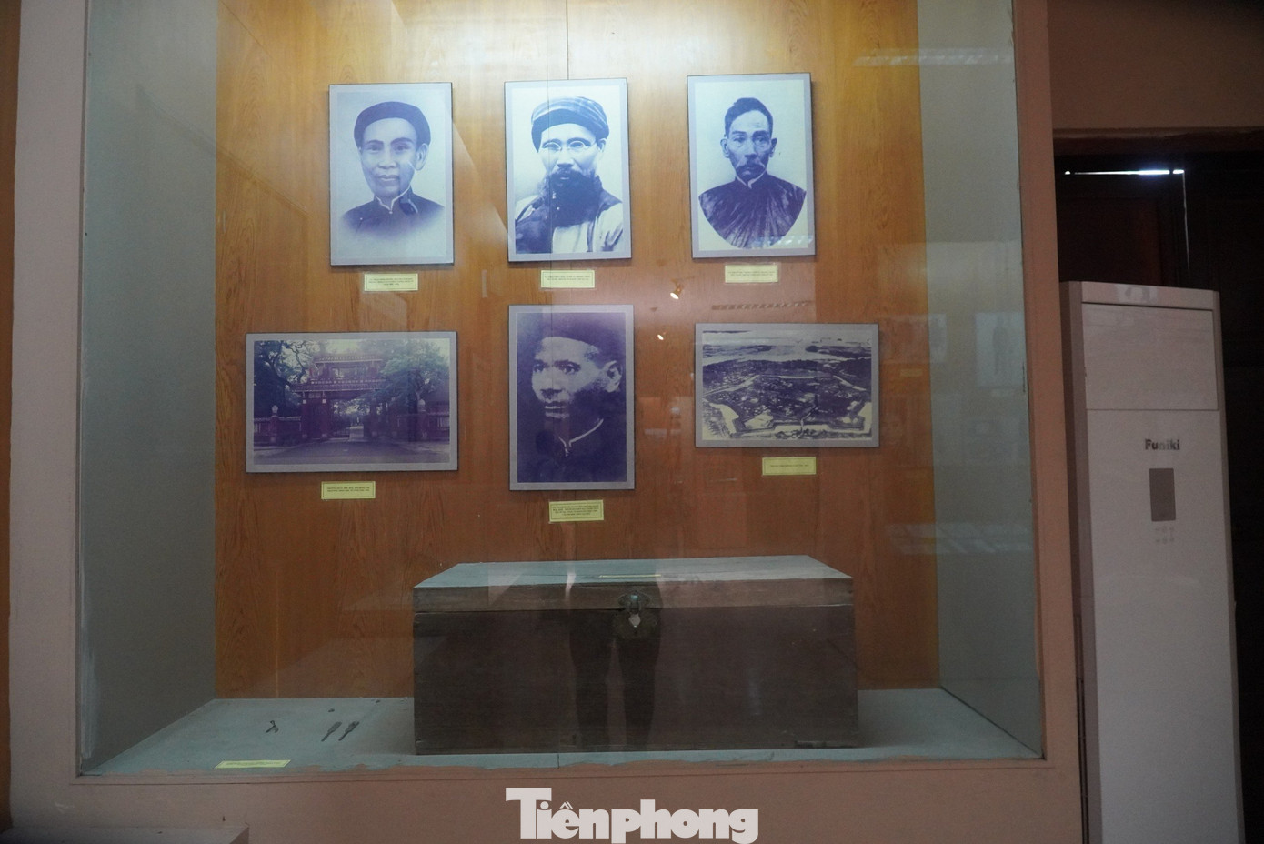Trong ảnh là chiếc rương gỗ của cố Tổng Bí thư Trần Phú sử dụng trong thời kỳ dạy học ở Vinh giai đoạn 1922-1925. Chiếc rương gỗ này là kỷ vật duy nhất cố Tổng Bí thư sử dụng được trưng bày tại đây.