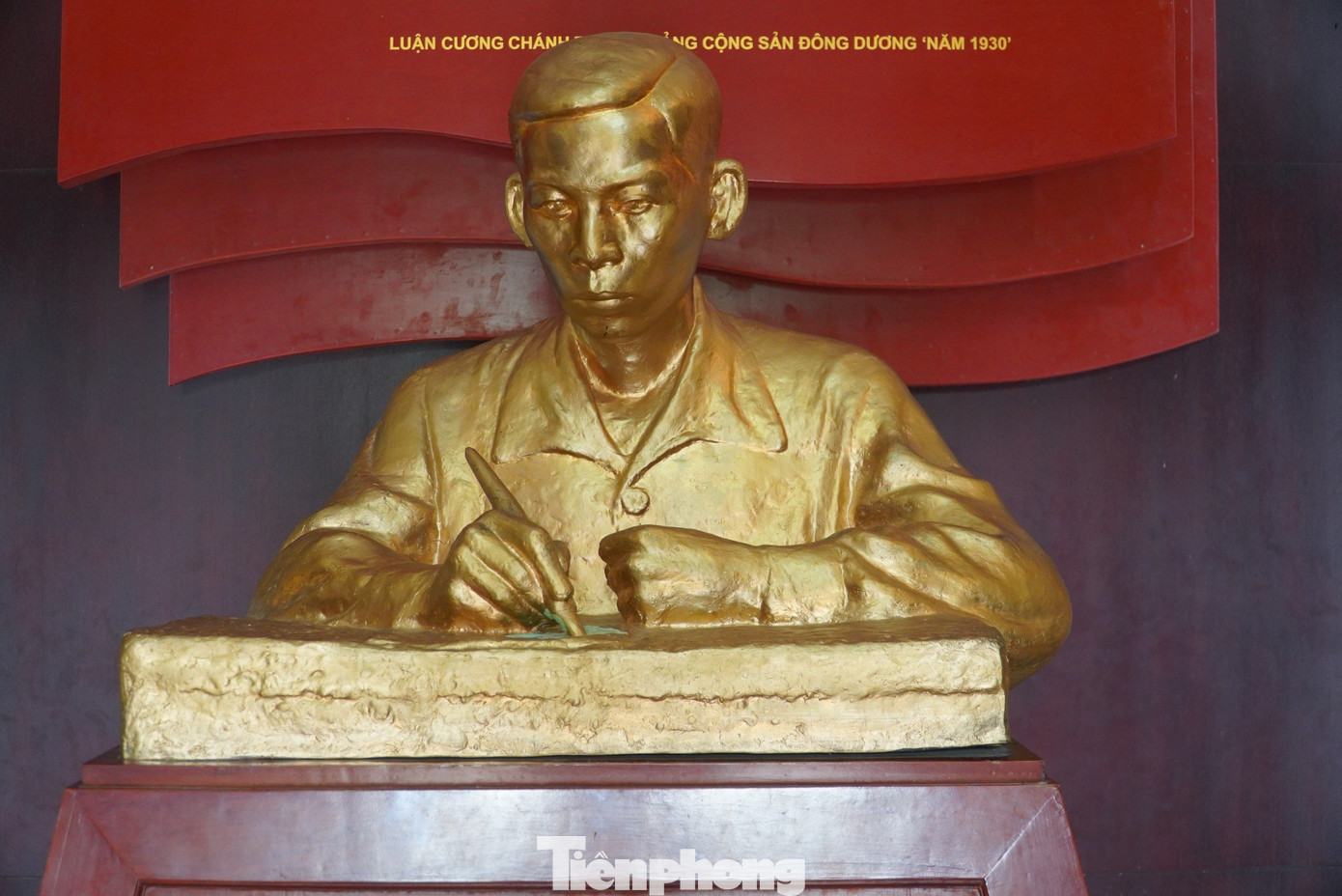 Ở giữa nhà trưng bày, đối diện lối ra vào là tượng Trần Phú được đúc bằng đồng, phía sau là đoạn trích từ Luận cương chính trị.