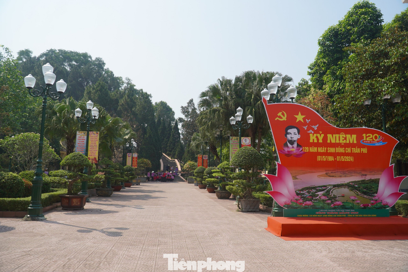 Những ngày này, rất đông người đến khu mộ của Tổng Bí thư Trần Phú tại huyện Đức Thọ (Hà Tĩnh) để dâng hương, hoa.