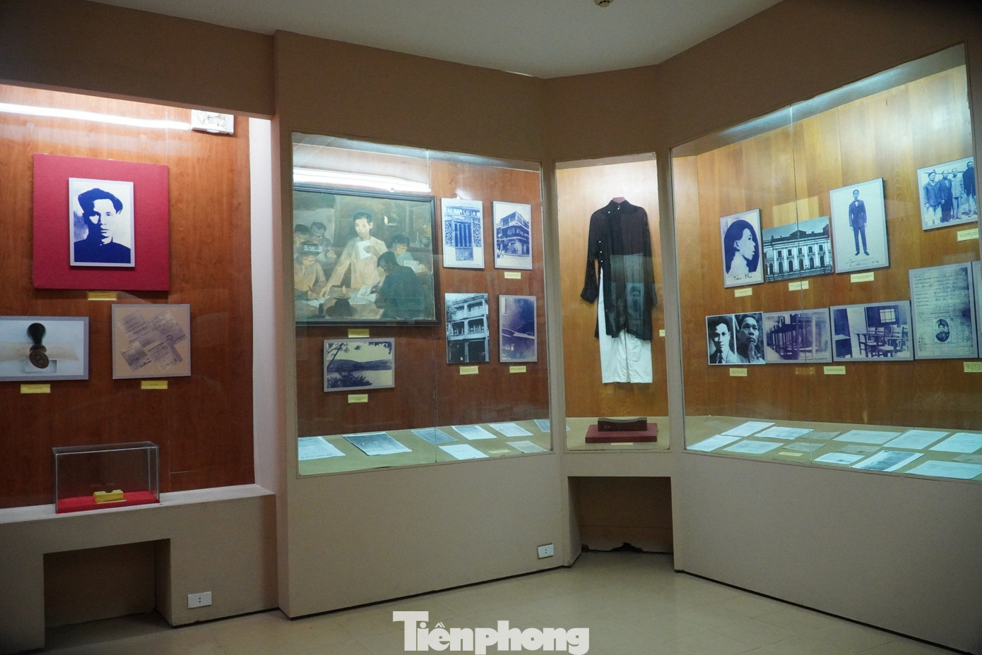 Tại đây được lưu giữ hơn 200 hiện vật gồm tư liệu, tranh ảnh, sách báo...