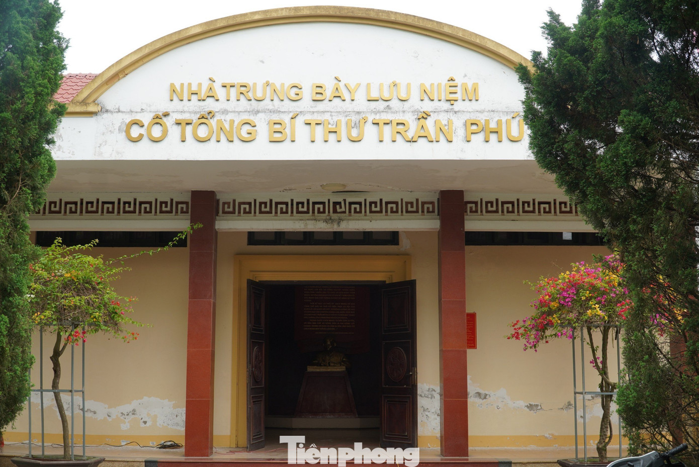 Cách đó không xa là khu lưu niệm cố Tổng Bí thư nằm trên diện tích hơn 4.000 m2. Ở đây lưu giữ các kỷ vật về cuộc đời hoạt động cách mạng của cố Tổng Bí thư Trần Phú.