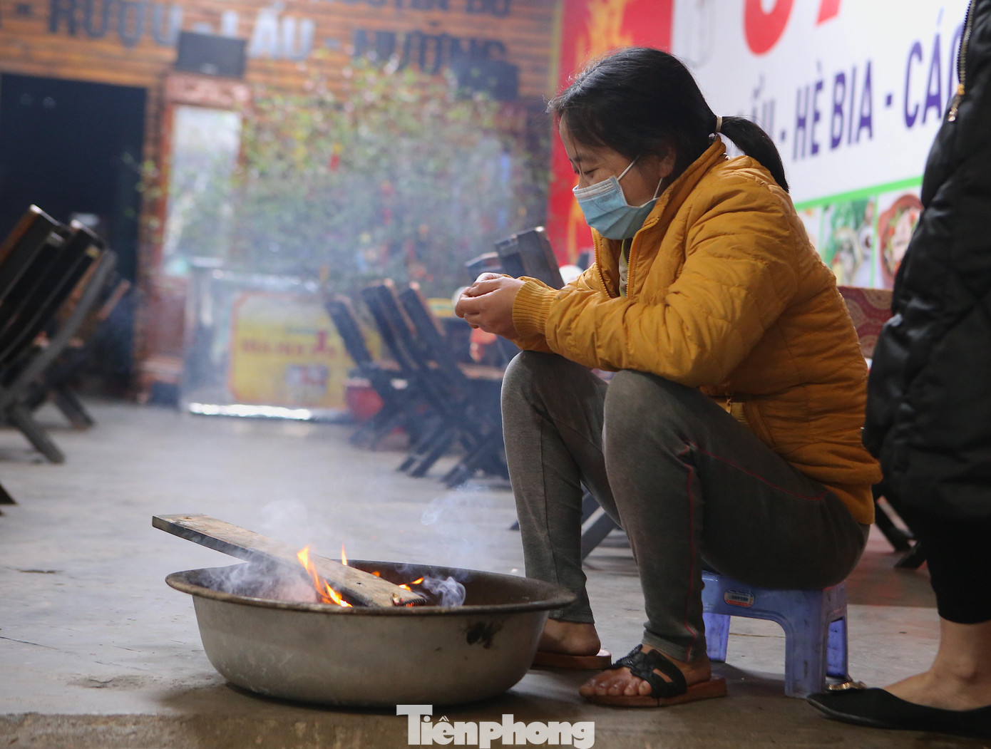 Một số nhà hàng ở đường Nguyễn Du cũng chủ động đốt lửa để hỗ trợ khách khi có nhu cầu làm ấm người trong thời tiết lạnh giá. Một số nhà hàng ở đường Nguyễn Du cũng chủ động đốt lửa để hỗ trợ khách khi có nhu cầu làm ấm người trong thời tiết lạnh giá.