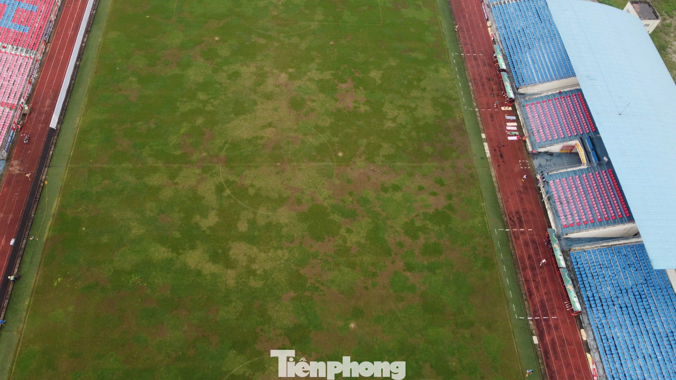 Kết quả kiểm tra ngành chuyên môn nhận thấy một số điểm trên bề mặt sân vận động Hà Tĩnh cỏ bị thưa, không đều, mấp mô… Kết quả kiểm tra ngành chuyên môn nhận thấy một số điểm trên bề mặt sân vận động Hà Tĩnh cỏ bị thưa, không đều, mấp mô…