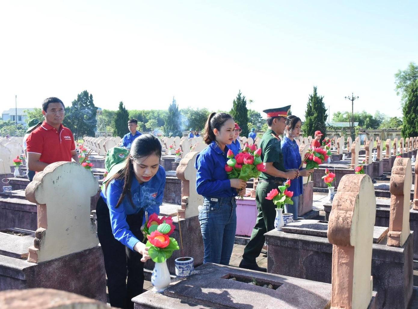 "Đây là hoạt động có ý nghĩa giáo dục thế hệ trẻ về quá khứ hào hùng của dân tộc, cũng như thể hiện tấm lòng tri ân sâu sắc đối với các anh hùng, liệt sĩ đã anh dũng ngã xuống vì độc lập, tự do của Tổ quốc. Trước đó các bạn đoàn viên, thanh niên cũng tiến hành ra quân vệ sinh môi trường, quét dọn, tôn tạo cảnh quan tại các nghĩa trang", chị Nguyễn Ny Hương - Phó Bí thư Tỉnh Đoàn Hà Tĩnh chia sẻ.