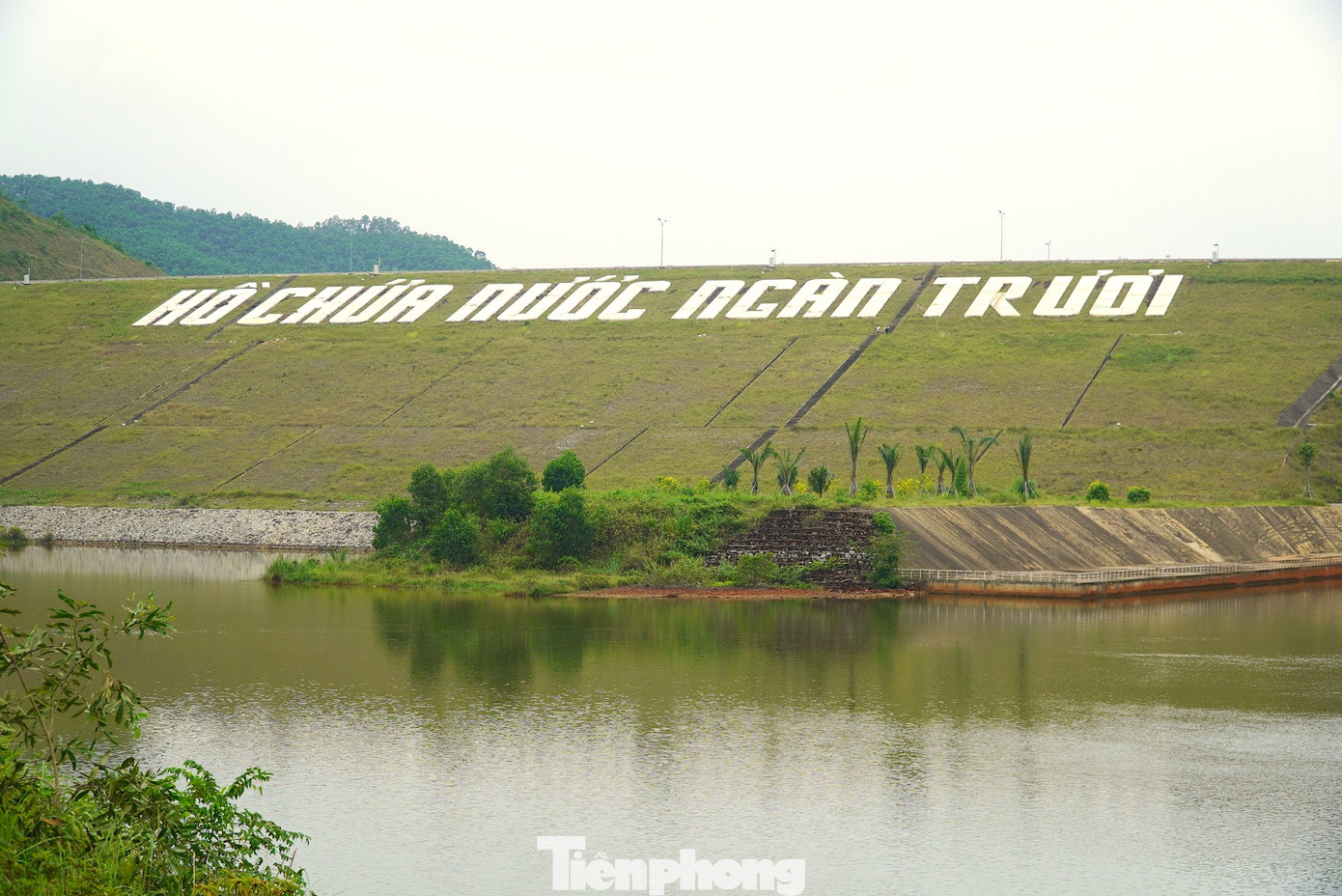 Được xây dựng vào năm 2009, dự án bắt đầu đi vào vận hành từ năm 2018. Là hồ chứa lớn thứ 3 cả nước, dung tích lớn có nhiệm vụ cấp nước cho sản xuất công nghiệp, điều tiết tưới 32.585 ha đất nông nghiệp của 8 huyện, thị xã và gần 6.000 ha nuôi trồng thuỷ sản... Được xây dựng vào năm 2009, dự án bắt đầu đi vào vận hành từ năm 2018. Là hồ chứa lớn thứ 3 cả nước, dung tích lớn có nhiệm vụ cấp nước cho sản xuất công nghiệp, điều tiết tưới 32.585 ha đất nông nghiệp của 8 huyện, thị xã và gần 6.000 ha nuôi trồng thuỷ sản...