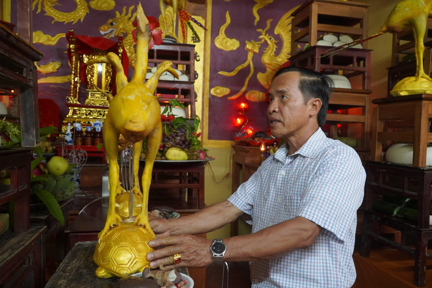 Theo ông Võ Trọng Liệu - Đại diện dòng họ Võ Trọng, cách làm những thế “gà bay”, “gà quỳ” đẹp mắt như vậy được truyền lại từ đời này qua đời khác. Những dịp lễ lớn, Rằm tháng Giêng hay Rằm tháng 7 con cháu trong dòng họ lại tổ chức làm mâm cúng. Mỗi gia đình sẽ làm một mâm cỗ cúng, đúng ngày Rằm sẽ soạn sửa dâng lên bàn thờ.