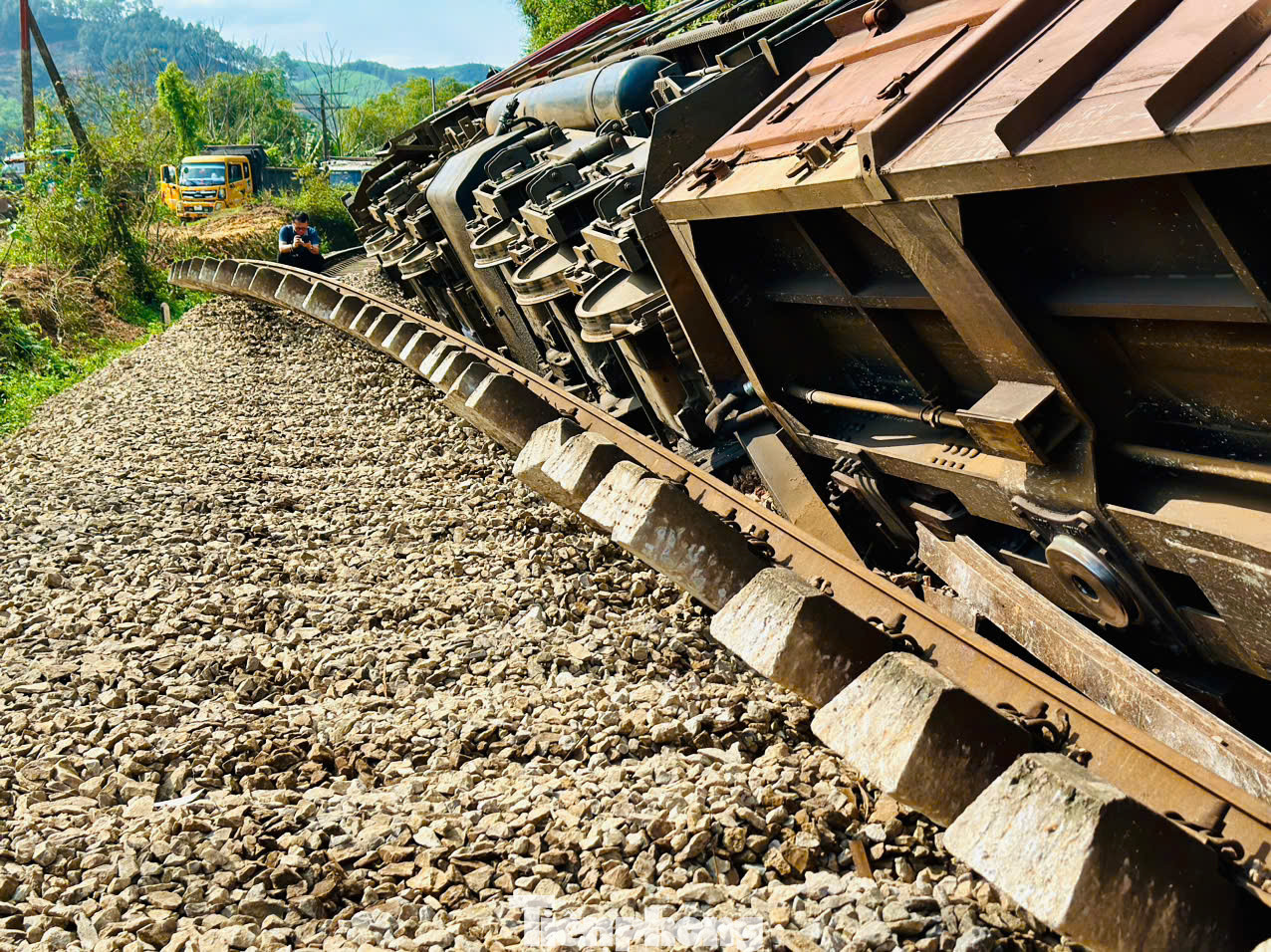 Vụ tai nạn cũng khiến người lái tàu hỏa bị thương nhẹ, giao thông đường sắt Bắc - Nam bị tê liệt. Theo người dân tại hiện trường, thời điểm xảy ra sự việc xe tải di chuyển qua đường ngang dân sinh và gặp phải sự cố. Đúng lúc này tàu hoả chạy tới, tài xế xe tải nhanh chóng mở cửa chạy thoát ra ngoài. Vụ tai nạn cũng khiến người lái tàu hỏa bị thương nhẹ, giao thông đường sắt Bắc - Nam bị tê liệt. Theo người dân tại hiện trường, thời điểm xảy ra sự việc xe tải di chuyển qua đường ngang dân sinh và gặp phải sự cố. Đúng lúc này tàu hoả chạy tới, tài xế xe tải nhanh chóng mở cửa chạy thoát ra ngoài.