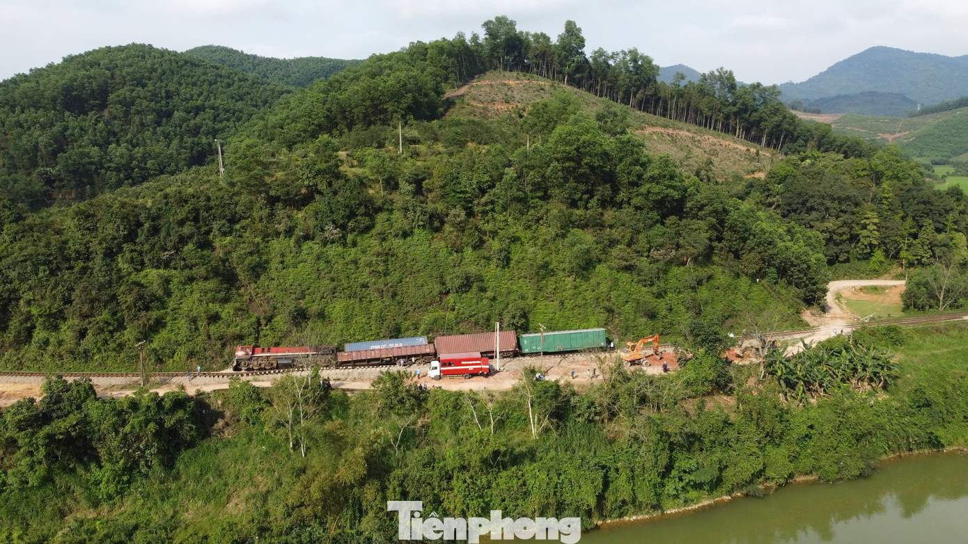 Chiều 1/3, lực lượng chức năng địa phương đang phối hợp với ngành đường sắt sử dụng máy cẩu, đưa nhân công vào hiện trường nhằm khắc phục sự cố đường sắt sau vụ tàu hoả đâm xe tải gãy đôi. Chiều 1/3, lực lượng chức năng địa phương đang phối hợp với ngành đường sắt sử dụng máy cẩu, đưa nhân công vào hiện trường nhằm khắc phục sự cố đường sắt sau vụ tàu hoả đâm xe tải gãy đôi.
