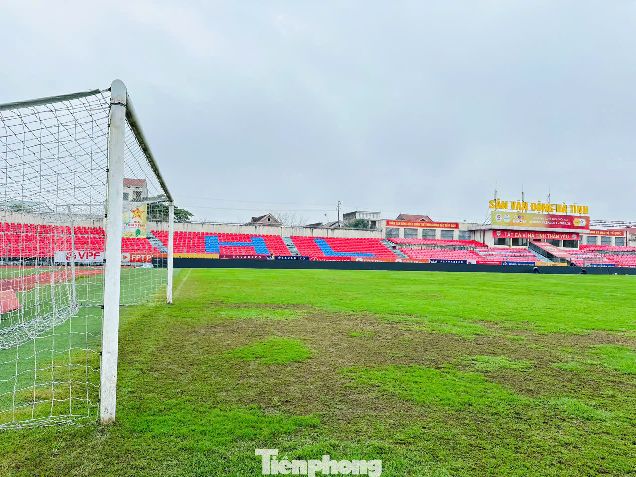 Ngoài ra, còn nguyên nhân khác là do Câu lạc bộ Hồng Lĩnh Hà Tĩnh không có sân dành cho tập luyện nên buộc phải sử dụng sân vận động Hà Tĩnh để tập luyện dẫn tới mặt thảm cỏ khó hồi phục nhanh trở lại. Ngoài ra, còn nguyên nhân khác là do Câu lạc bộ Hồng Lĩnh Hà Tĩnh không có sân dành cho tập luyện nên buộc phải sử dụng sân vận động Hà Tĩnh để tập luyện dẫn tới mặt thảm cỏ khó hồi phục nhanh trở lại.