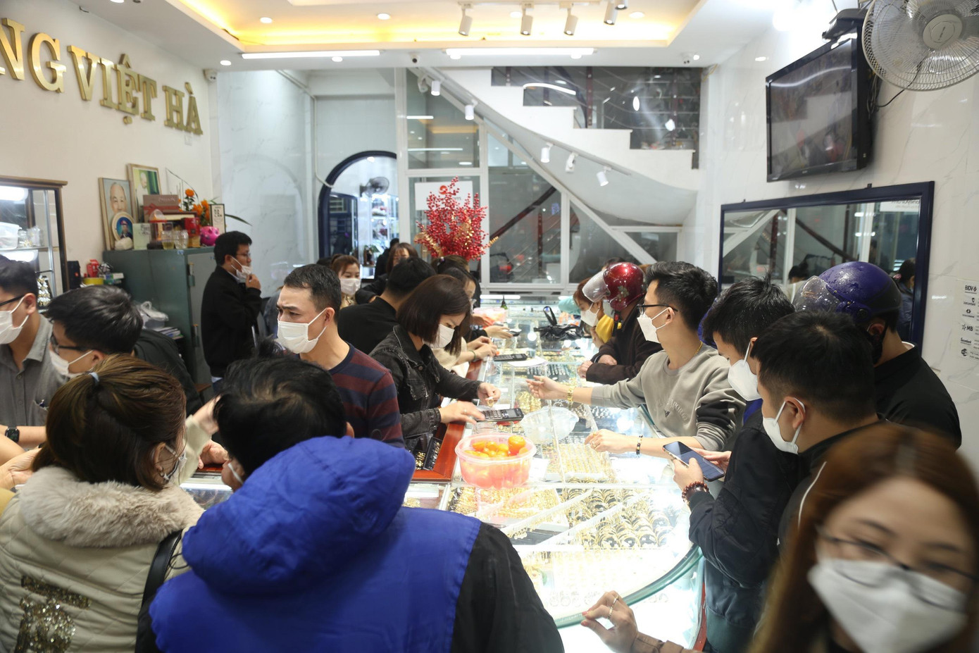 Theo ghi nhận sáng nay (10/2), phiên giao dịch tại các tiệm vàng ở TP.Hà Tĩnh như Mai Xuân, Ngọc Hà, Phương Xuân, Việt Hà… giá vàng 9999 bán ra dao động từ 5.420.000 - 5.460.000 đồng/chỉ, giá mua vào 5.290.000 đồng/chỉ.