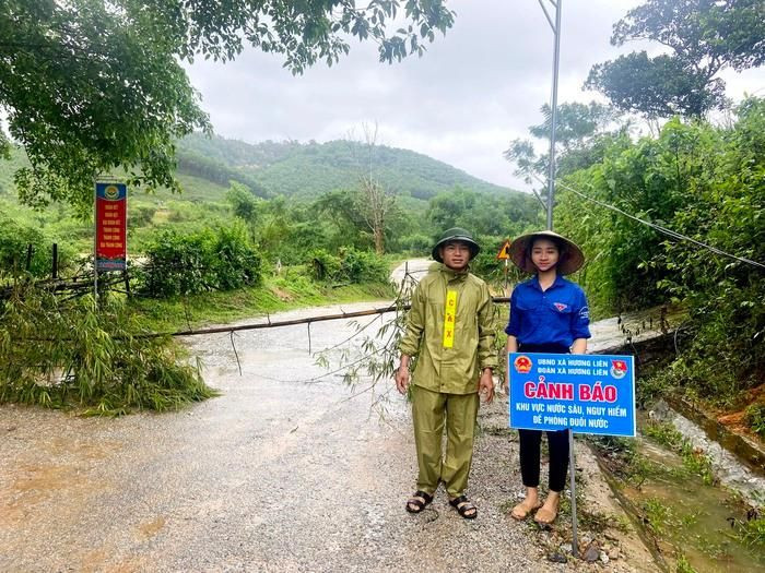 Lực lượng chức năng xã Hương Liên (huyện Hương Khê, Hà Tĩnh) phải lắp biển cảnh báo khu vực nguy hiểm.