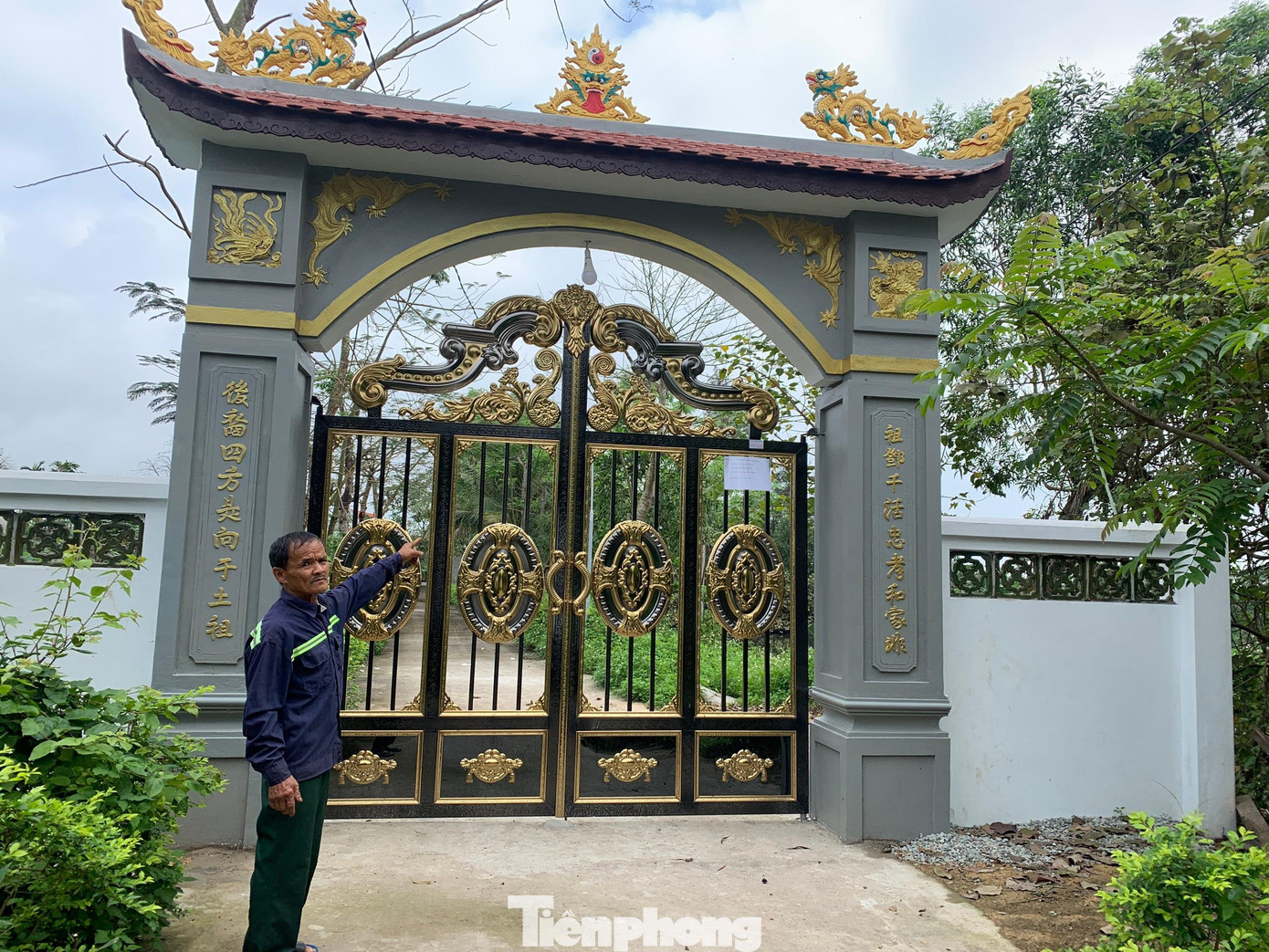 Phần cổng đền thờ được xây dựng chắn ngang đường.