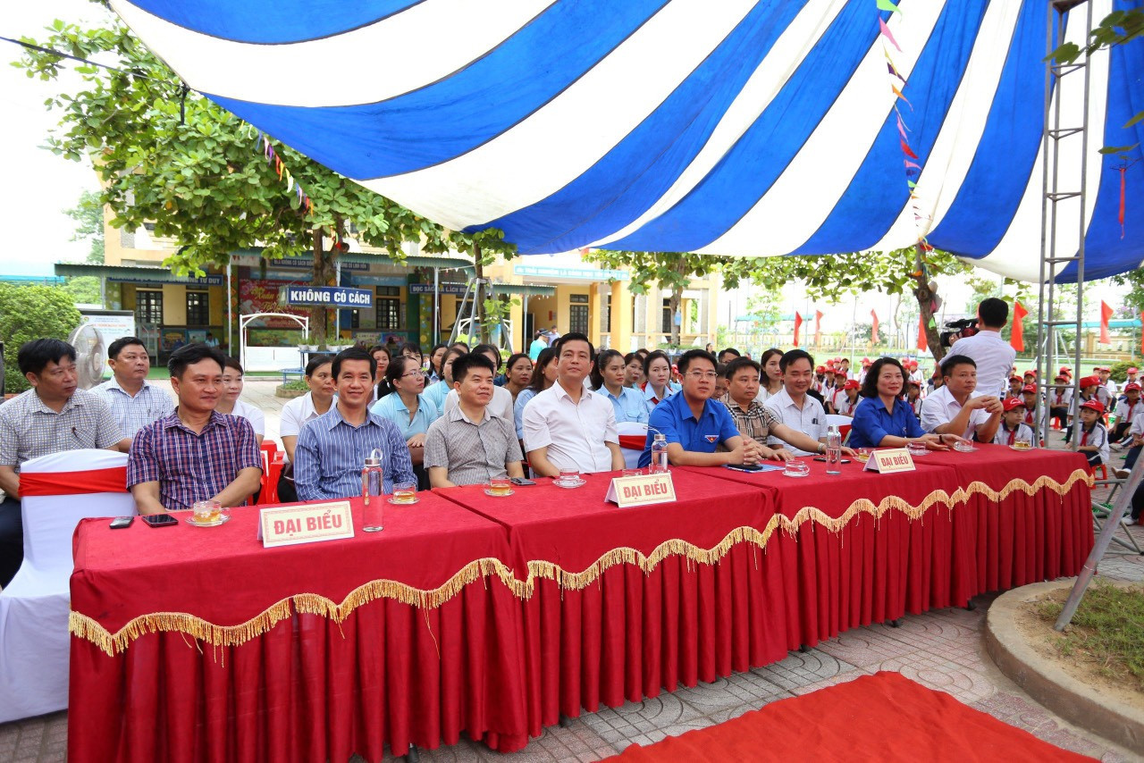 Đại diện lãnh đạo sở, ban ngành tham gia buổi lễ phát động.