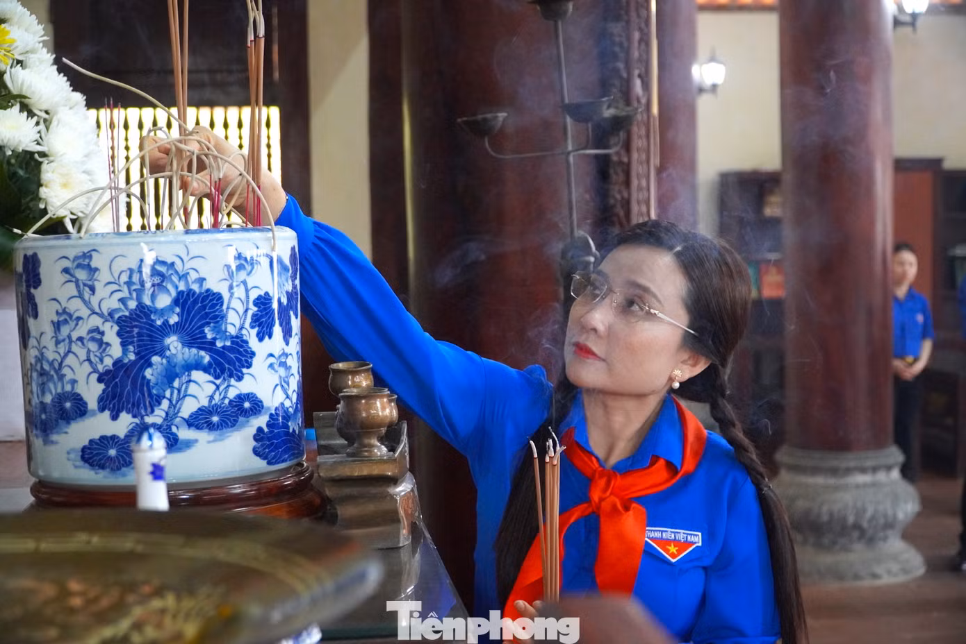Chị Nguyễn Phạm Duy Trang - Bí thư Trung ương Đoàn, Chủ tịch Hội đồng Đội Trung ương, dâng hương, dâng hoa, bày tỏ lòng thành kính tri ân đối với Anh hùng liệt sỹ Lý Tự Trọng.