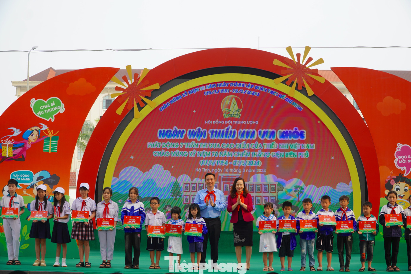 Hội đồng Đội T.Ư, Trung tâm Hỗ trợ và Phát triển Thiếu nhi Việt Nam đã trao tặng 100 suất học bổng cho các em học sinh có hoàn cảnh khó khăn.