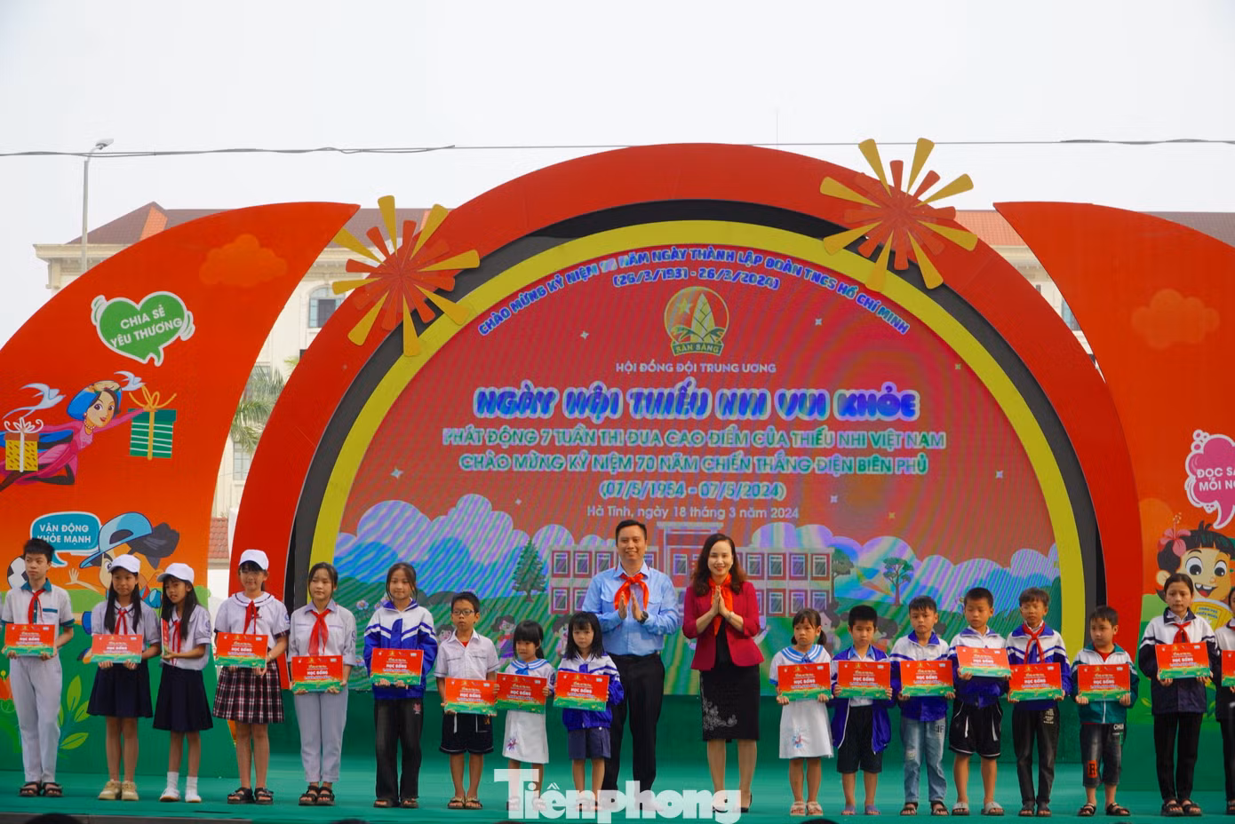 Hội đồng Đội T.Ư, Trung tâm Hỗ trợ và Phát triển Thiếu nhi Việt Nam đã trao tặng 100 suất học bổng cho các em học sinh có hoàn cảnh khó khăn. Hội đồng Đội T.Ư, Trung tâm Hỗ trợ và Phát triển Thiếu nhi Việt Nam đã trao tặng 100 suất học bổng cho các em học sinh có hoàn cảnh khó khăn.