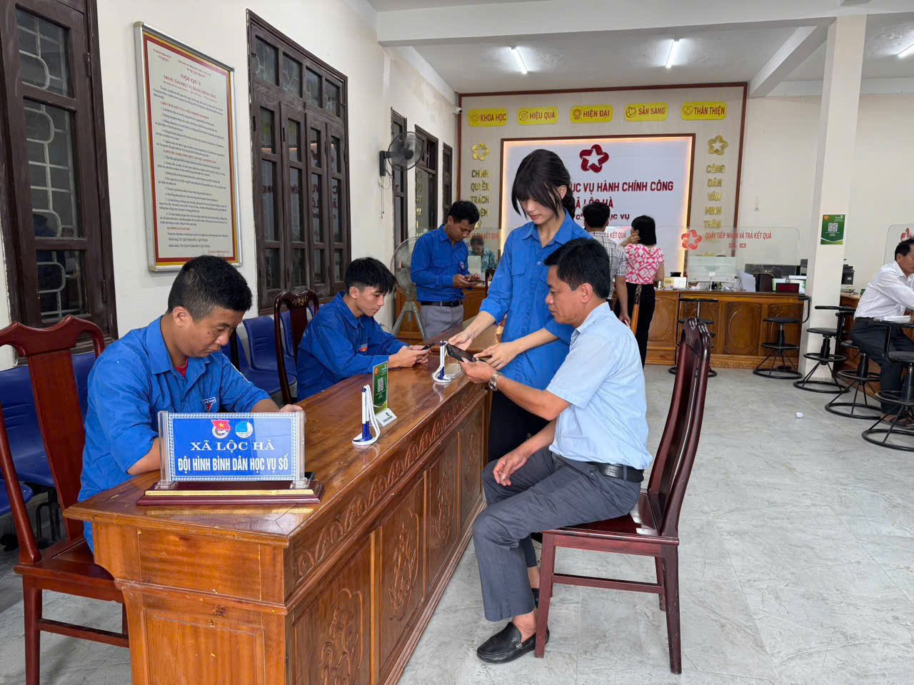 Tại Hà Tĩnh, những ngày này, lực lượng đoàn viên, thanh niên có mặt từ rất sớm tại các trung tâm hành chính công phường, xã nhằm hỗ trợ người dân đăng ký định danh điện tử, sử dụng Cổng dịch vụ công quốc gia, tra cứu và nộp hồ sơ trực tuyến. Ảnh: HN