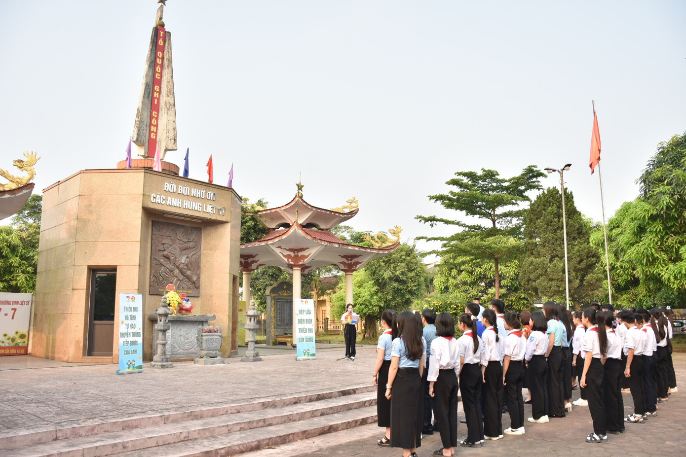 Trước đó, Đoàn đã tổ chức dâng hương Anh hùng Liệt sĩ Phan Đình Giót và các Anh hùng Liệt sĩ tại Nhà bia tưởng niệm xã Cẩm Quan, huyện Cẩm Xuyên.