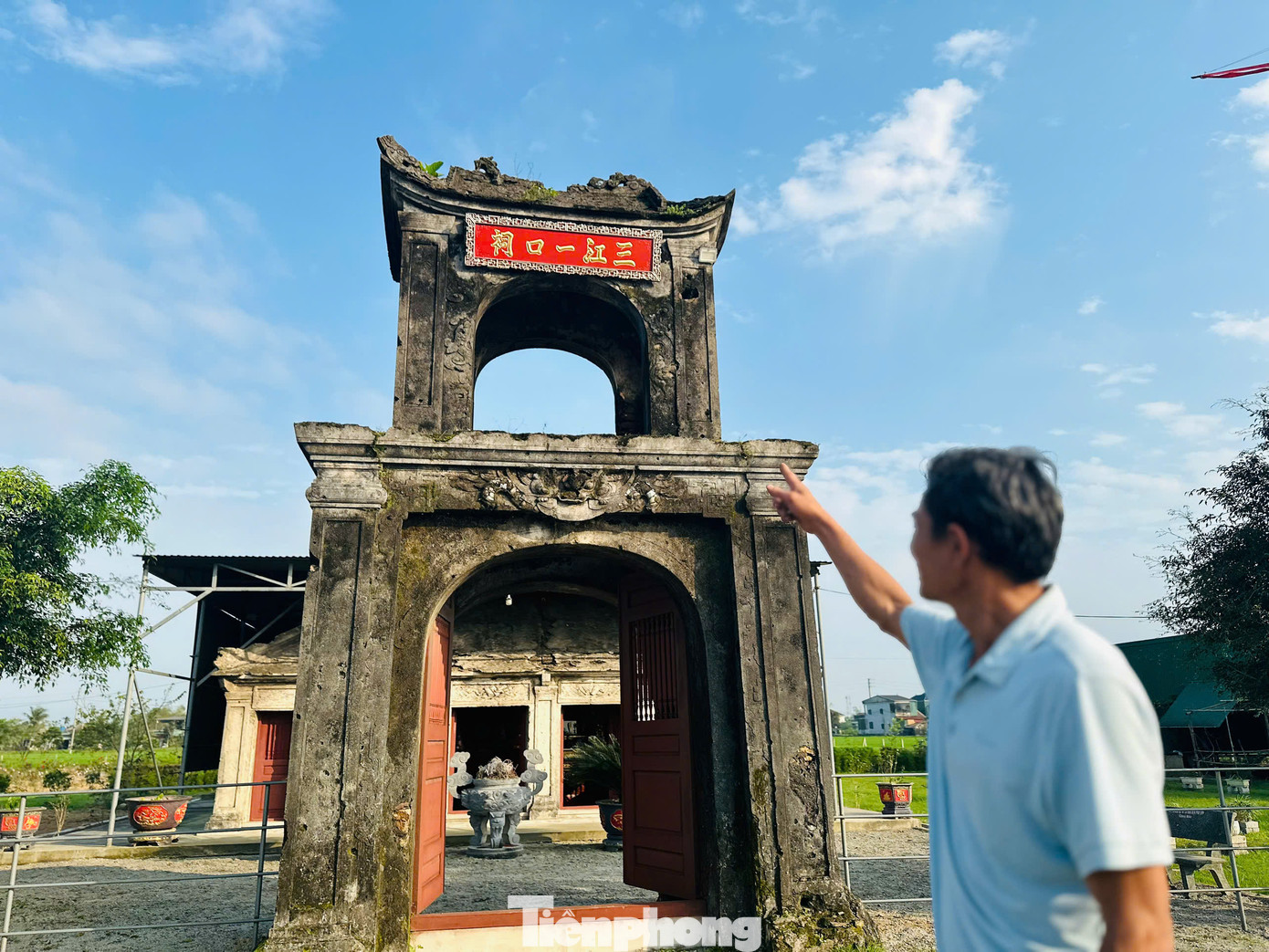 “Vì mái nhà trong đền đã hỏng, có nơi không còn mái, nguy cơ đổ sập bất cứ lúc nào. Dù giờ đã được dựng mái tôn phía trên, làm hàng rào bảo vệ, tuy nhiên đây chỉ là phương án tạm thời, lâu dài cần tôn tạo, tu sửa”, ông Tịnh chia sẻ. “Vì mái nhà trong đền đã hỏng, có nơi không còn mái, nguy cơ đổ sập bất cứ lúc nào. Dù giờ đã được dựng mái tôn phía trên, làm hàng rào bảo vệ, tuy nhiên đây chỉ là phương án tạm thời, lâu dài cần tôn tạo, tu sửa”, ông Tịnh chia sẻ.