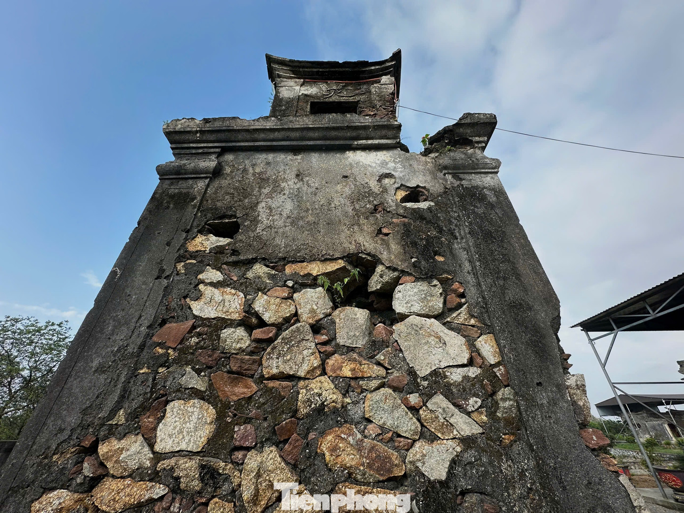 Hiện trạng của ngôi đền 200 năm tuổi cho thấy dấu hiệu xuống cấp rõ rệt. Hiện trạng của ngôi đền 200 năm tuổi cho thấy dấu hiệu xuống cấp rõ rệt.