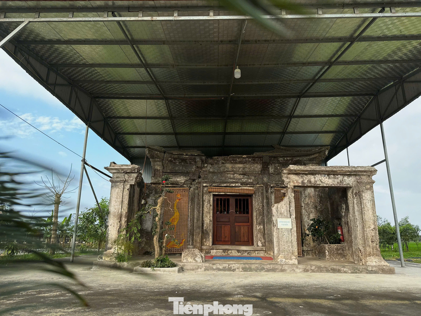 Nhiều hạng mục bên trong đền như tường, các họa tiết ở hạ điện đã gãy đổ, bong tróc không còn giữ nguyên kiến trúc xưa. Nhiều hạng mục bên trong đền như tường, các họa tiết ở hạ điện đã gãy đổ, bong tróc không còn giữ nguyên kiến trúc xưa.