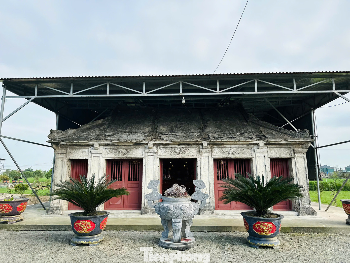 Đền Phú Sơn (xã Tượng Sơn, thành phố Hà Tĩnh, tỉnh Hà Tĩnh) được xây dựng vào khoảng cuối thế kỷ XVIII. Ngôi đền thờ các vị thần Tam Lang và thần Nông, Thánh Mẫu, là những vị thần gắn với tín ngưỡng của cộng đồng cư dân nông nghiệp lúa nước xưa. Đền Phú Sơn (xã Tượng Sơn, thành phố Hà Tĩnh, tỉnh Hà Tĩnh) được xây dựng vào khoảng cuối thế kỷ XVIII. Ngôi đền thờ các vị thần Tam Lang và thần Nông, Thánh Mẫu, là những vị thần gắn với tín ngưỡng của cộng đồng cư dân nông nghiệp lúa nước xưa.