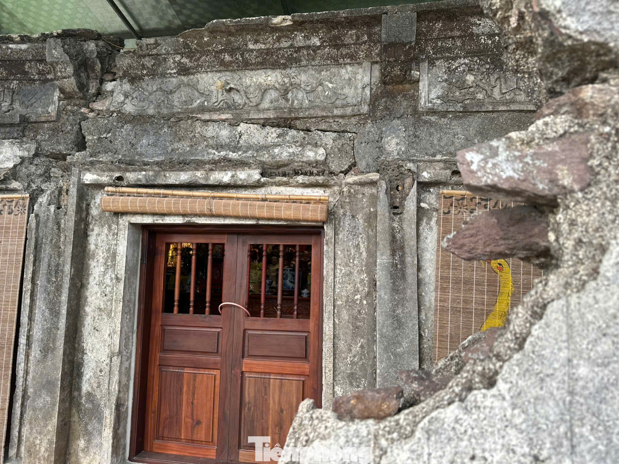 Nhiều hạng mục bên trong đền như tường, các họa tiết ở hạ điện đã gãy đổ, bong tróc không còn giữ nguyên kiến trúc xưa. Nhiều hạng mục bên trong đền như tường, các họa tiết ở hạ điện đã gãy đổ, bong tróc không còn giữ nguyên kiến trúc xưa.