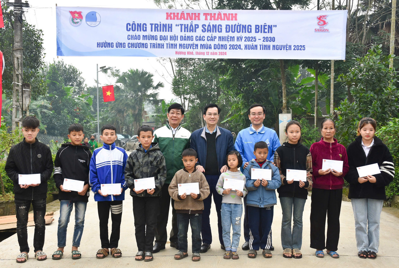 Đại diện huyện Hương Khê, Tỉnh Đoàn Hà Tĩnh và đơn vị tài trợ trao quà cho các em học sinh xã Hương Lâm.