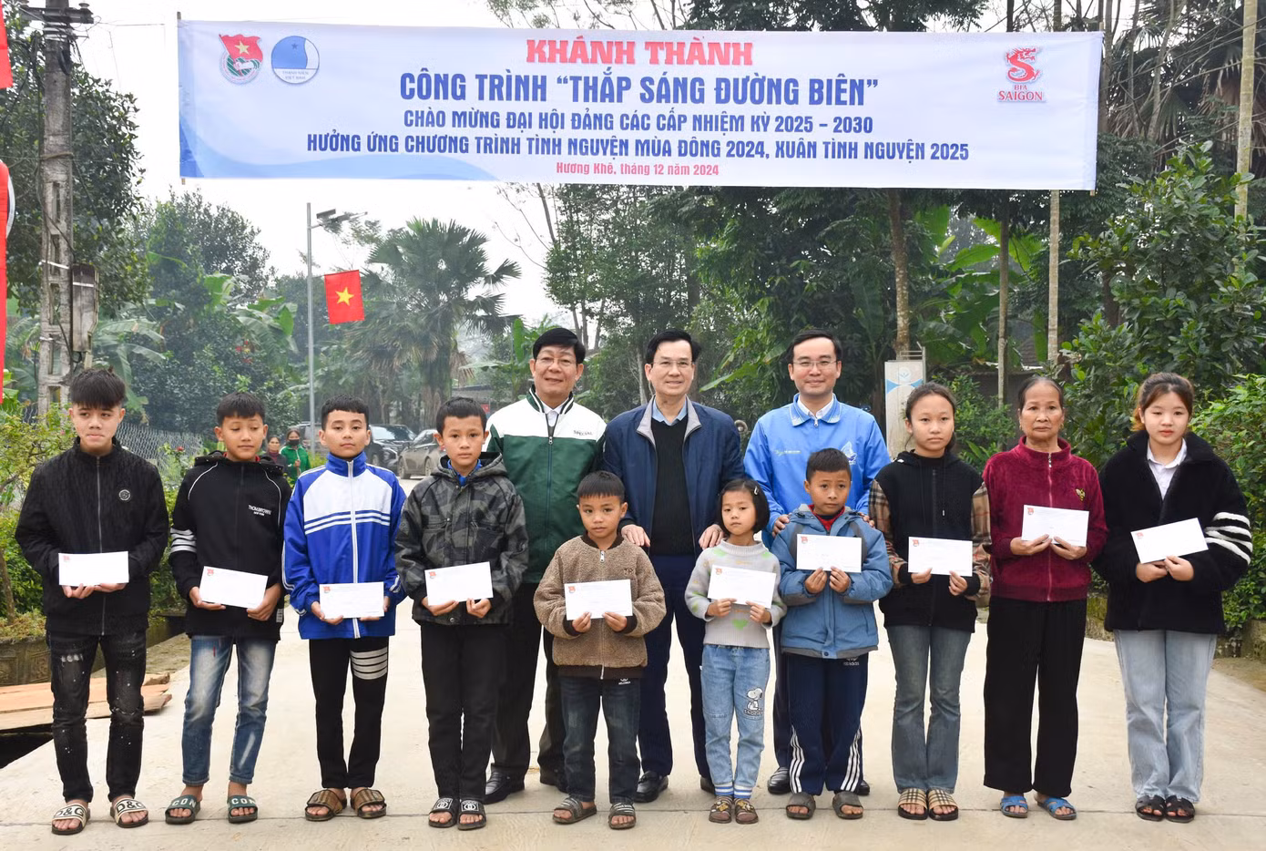 Đại diện huyện Hương Khê, Tỉnh Đoàn Hà Tĩnh và đơn vị tài trợ trao quà cho các em học sinh xã Hương Lâm. Đại diện huyện Hương Khê, Tỉnh Đoàn Hà Tĩnh và đơn vị tài trợ trao quà cho các em học sinh xã Hương Lâm.