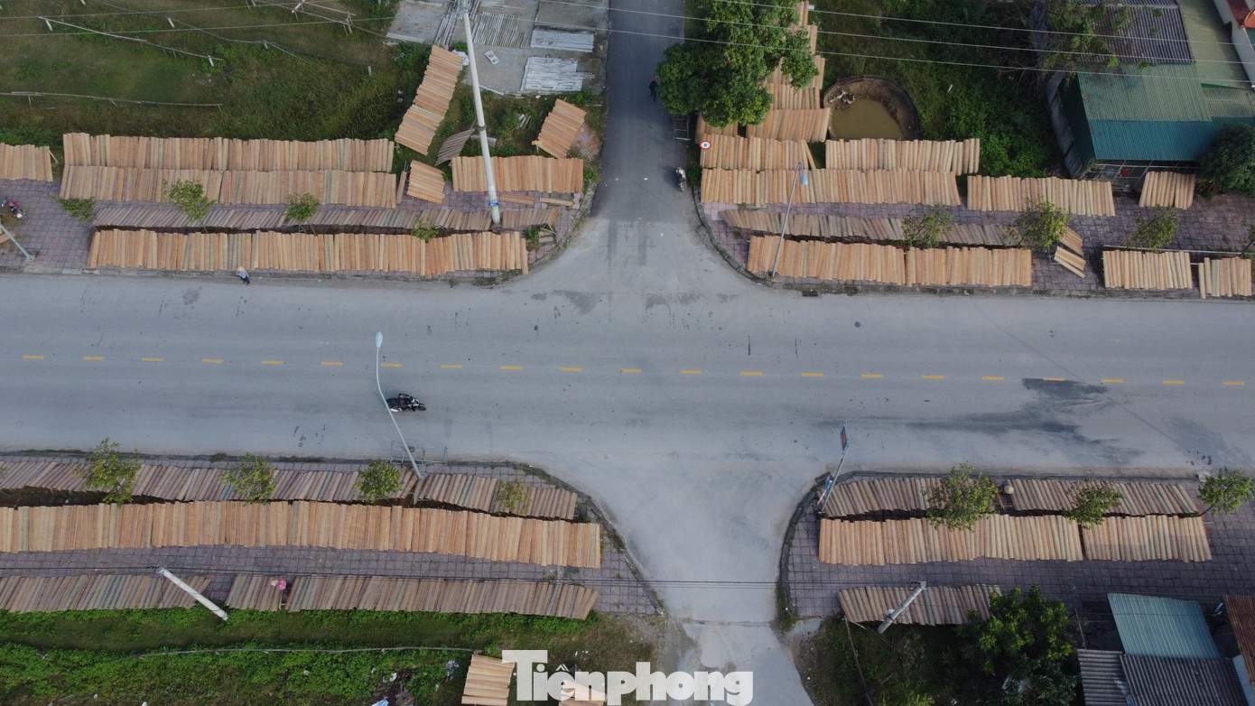 Khắp mọi tuyến đường vào làng đều được tận dụng để phơi bánh.