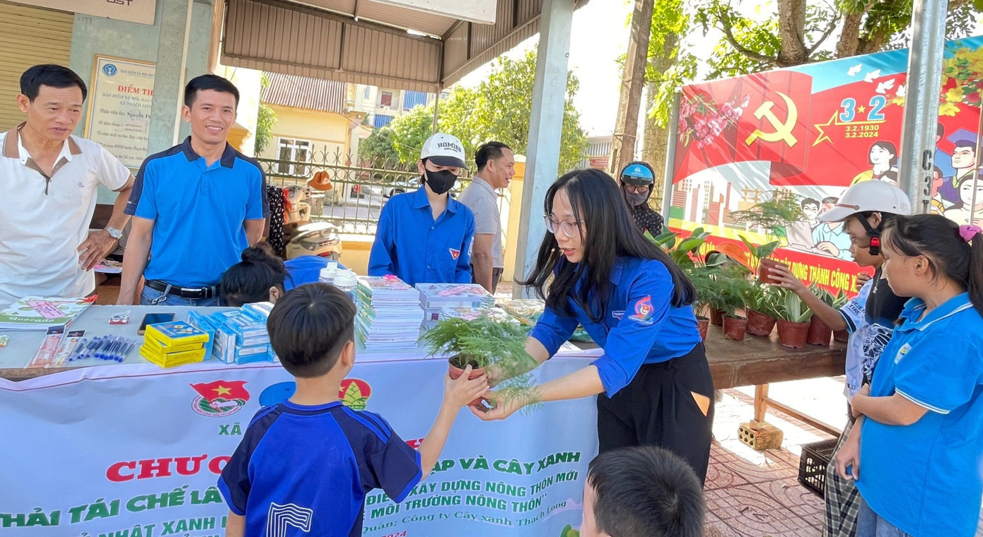 Anh Võ Thanh Bình - Bí thư Huyện đoàn Thạch Hà (Hà Tĩnh) chia sẻ, với mong muốn lan tỏa lối sống xanh, nâng cao nhận thức bảo vệ môi trường, đặc biệt là nâng cao nhận thức cho các em học sinh về phân loại rác thải. Đoàn các xã, thị trấn trên toàn huyện đã tổ chức chương trình đổi rác thải lấy đồ dùng học tập, cây xanh nhằm tuyên truyền ý thức bảo vệ môi trường, phân loại và tái chế rác thải.