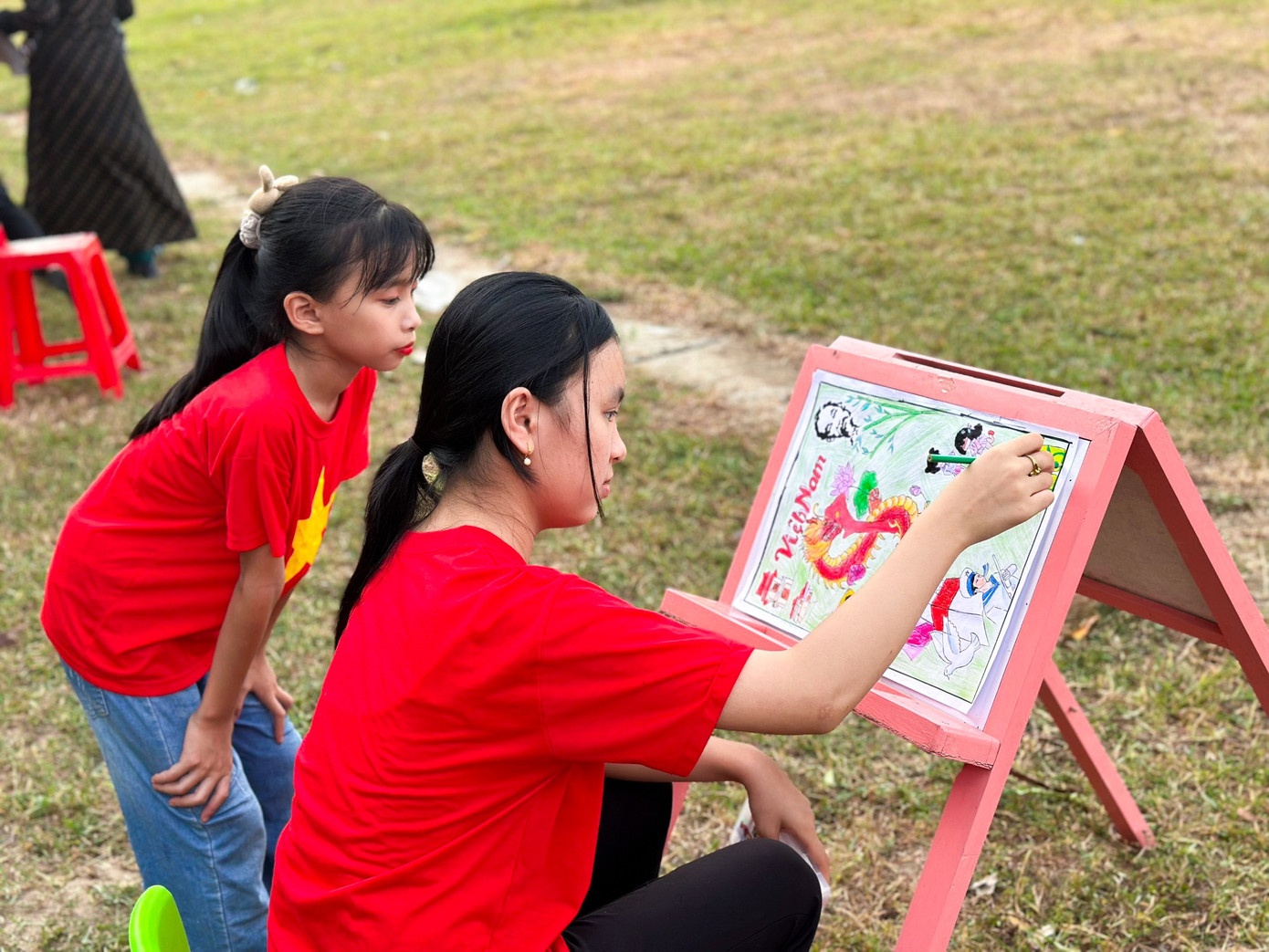 Nhiều em thiếu nhi hào hứng tham gia cuộc thi vẽ tranh.