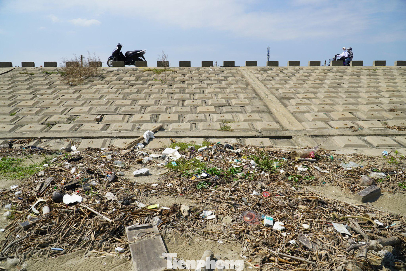 Sau mỗi mùa mưa bão, rác thải lại tràn lên bờ biển.