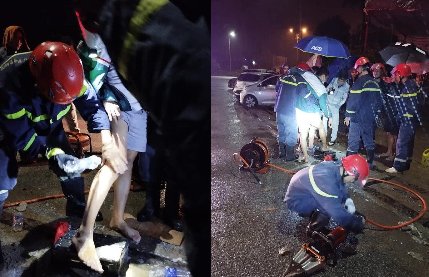 Lực lượng chức năng đưa chân anh Sơn ra khỏi nắp cống.