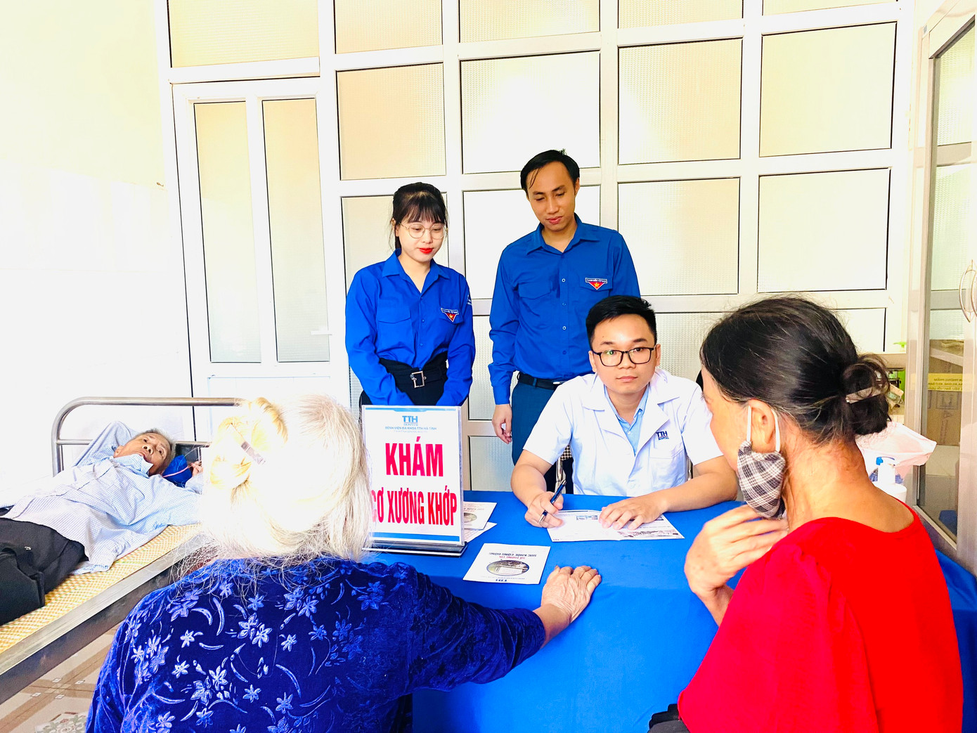 Chương trình khám, tư vấn, cấp phát thuốc miễn phí cho 200 người dân là đồng bào dân tộc Chứt, đối tượng chính sách và người dân có hoàn cảnh khó khăn trên địa bàn xã Hương Liên. Chương trình khám, tư vấn, cấp phát thuốc miễn phí cho 200 người dân là đồng bào dân tộc Chứt, đối tượng chính sách và người dân có hoàn cảnh khó khăn trên địa bàn xã Hương Liên.