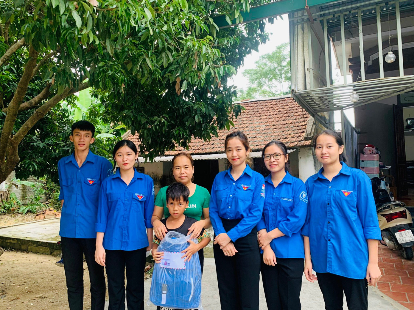 Những phần quà tiếp sức đến trường cho các em có hoàn cảnh khó khăn trong dịp năm học mới.