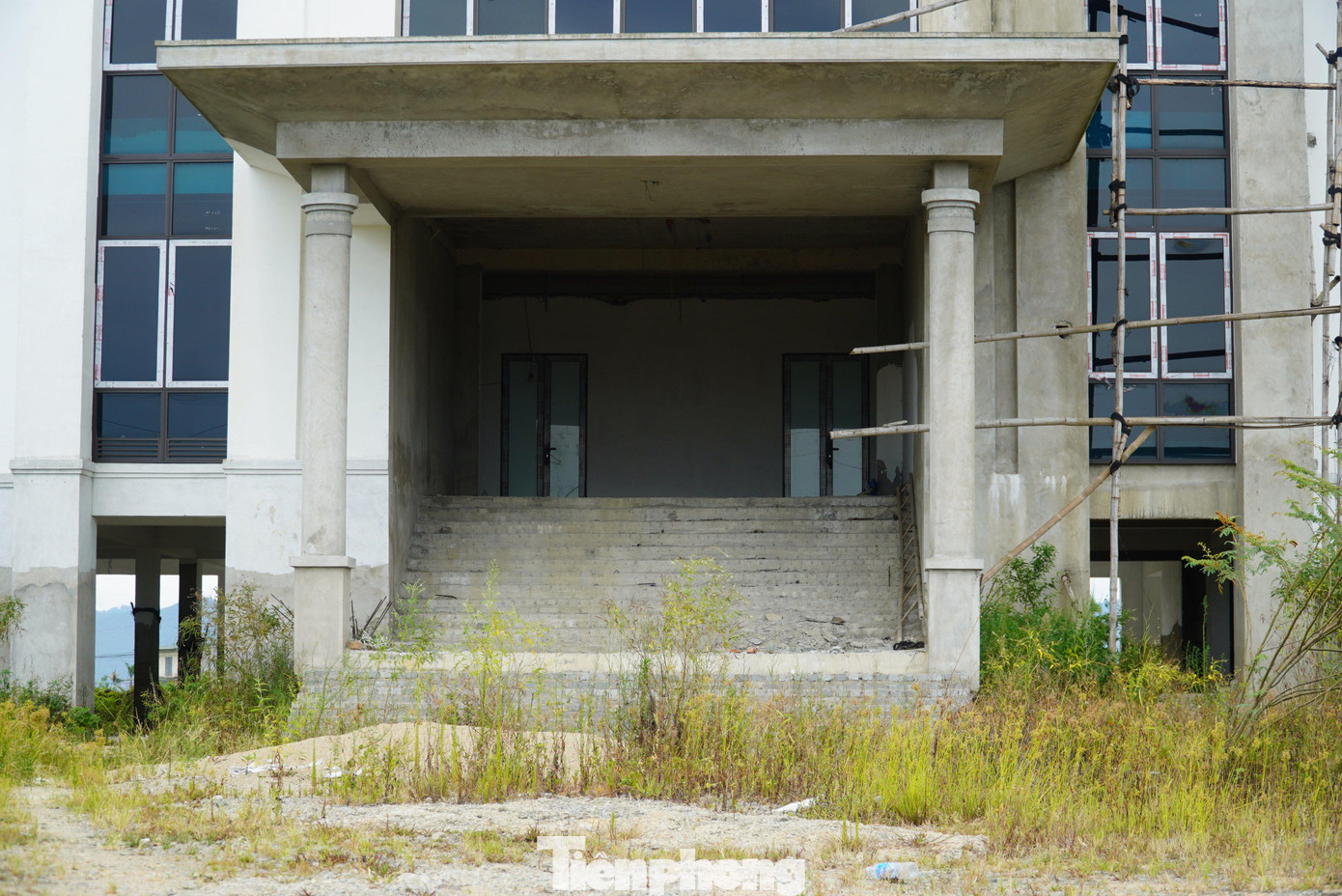 Mục tiêu dự án nhằm đảm bảo điều kiện về cơ sở hạ tầng, đảm bảo nơi làm việc của cán bộ, nhân viên của công ty. Thời gian thực hiện dự án từ 2017-2019. Tuy nhiên đến cuối năm 2019, dự án vẫn không được hoàn thành theo đúng tiến độ. Mục tiêu dự án nhằm đảm bảo điều kiện về cơ sở hạ tầng, đảm bảo nơi làm việc của cán bộ, nhân viên của công ty. Thời gian thực hiện dự án từ 2017-2019. Tuy nhiên đến cuối năm 2019, dự án vẫn không được hoàn thành theo đúng tiến độ.