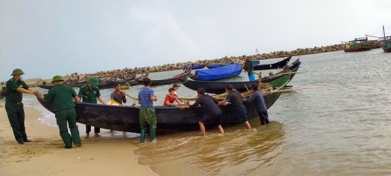 Tại xã Kỳ Lợi và xã Kỳ Nam (thị xã Kỳ Anh, tỉnh Hà Tĩnh), bộ đội biên phòng hỗ trợ bà con neo đậu tàu thuyền trước khi bão đổ bộ.