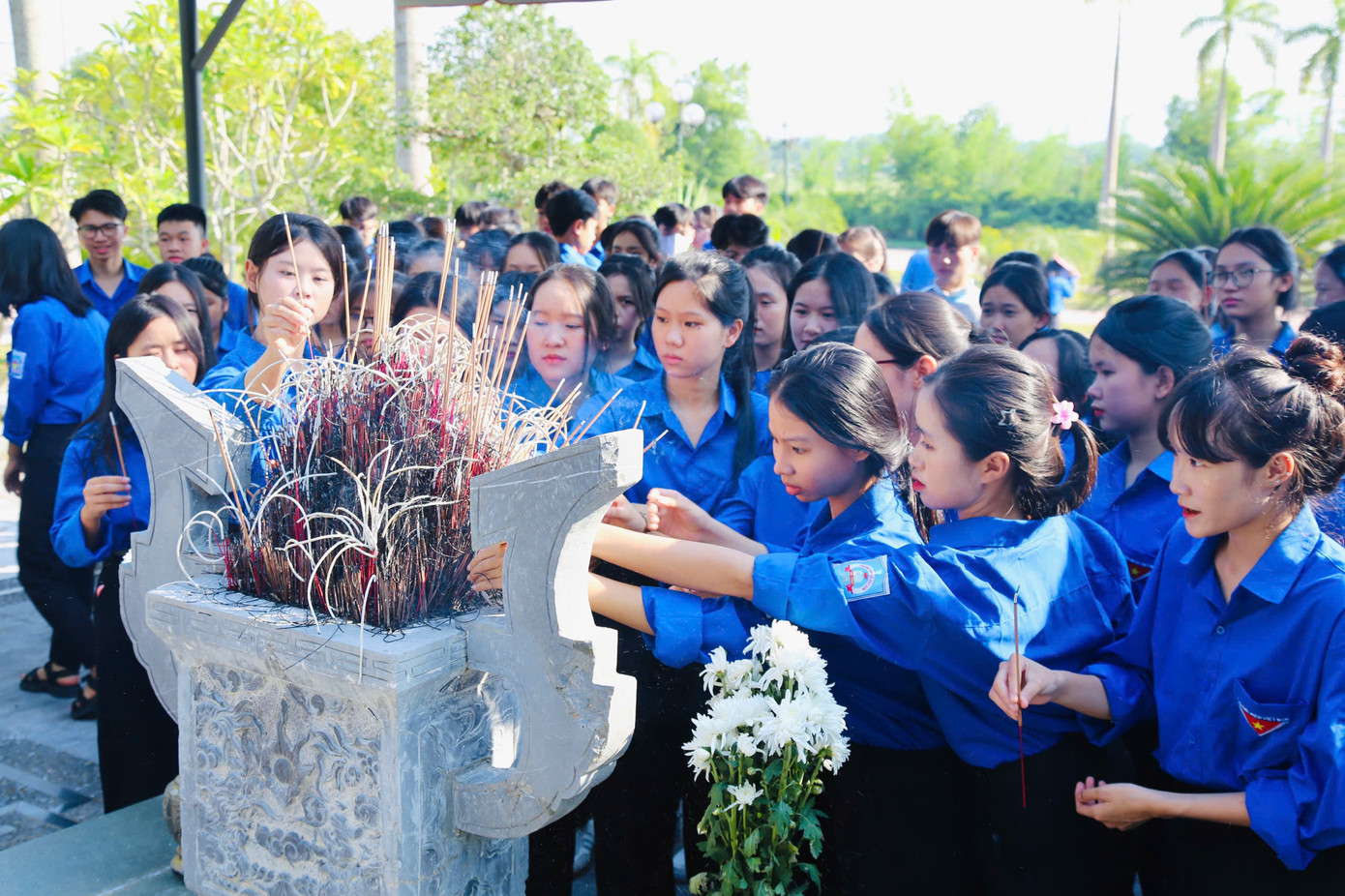 110 bạn đoàn viên cùng đến dâng hương, hoa tại Khu tưởng niệm Anh hùng liệt sỹ Lý Tự Trọng. 110 bạn đoàn viên cùng đến dâng hương, hoa tại Khu tưởng niệm Anh hùng liệt sỹ Lý Tự Trọng.