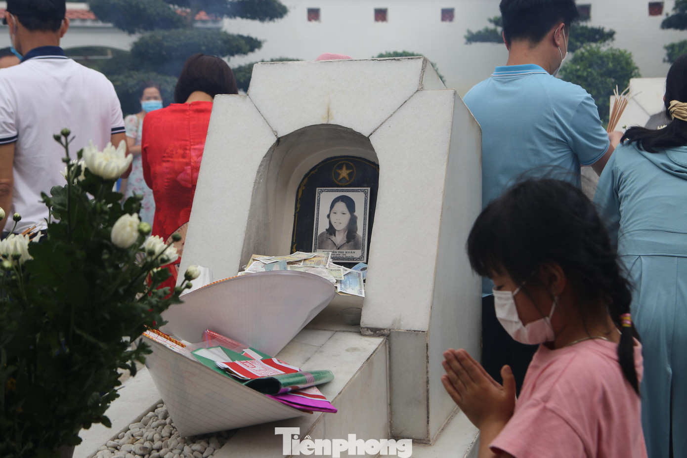 Những em nhỏ cũng được gia đình đưa đến khu di tích lịch sử trong dịp nghỉ lễ. Những em nhỏ cũng được gia đình đưa đến khu di tích lịch sử trong dịp nghỉ lễ.